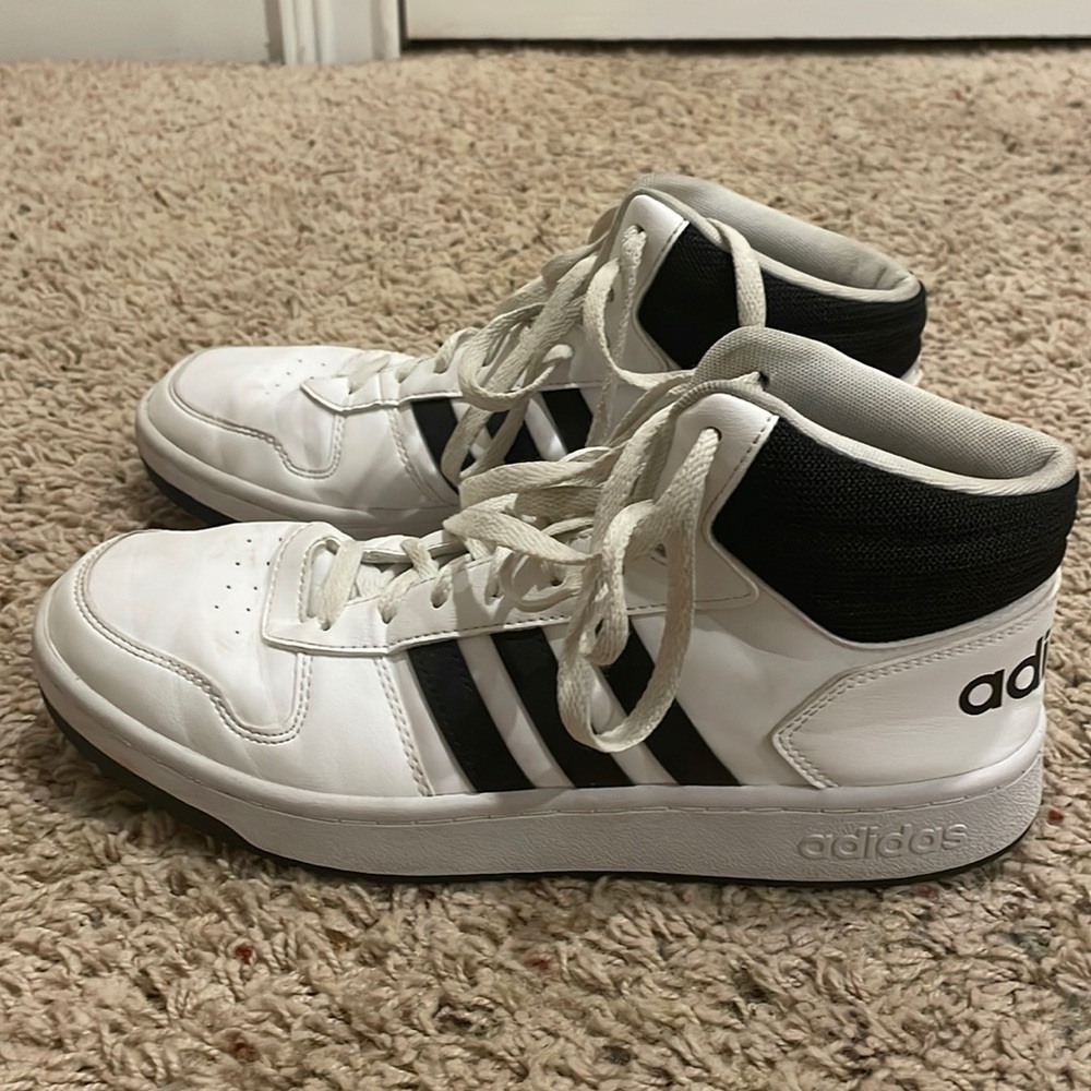 Basketball shoes